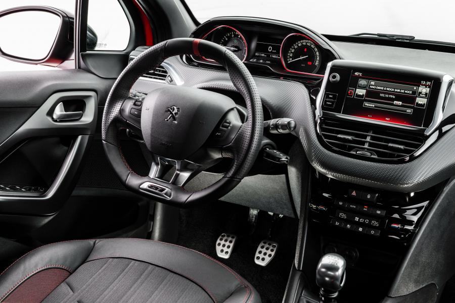 Интерьер Peugeot 208 GT 2016 года  (LA) (фото 18 из 25)
